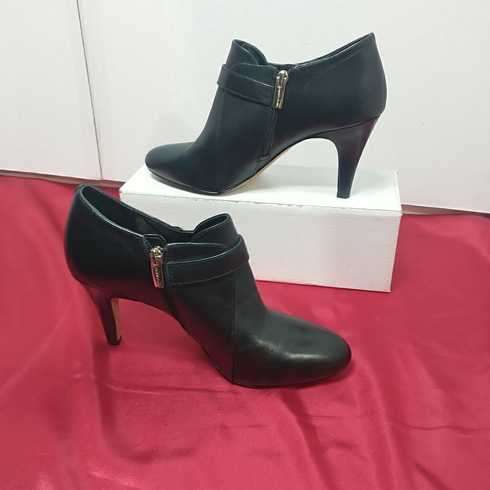 Vince Camuto Vonilesa Womens SZ 8.5M Black Leather Low-Cut Heel Buckle Boots .